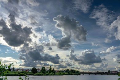 Jürgen Fesser: Wolken über der Neckarbrücke